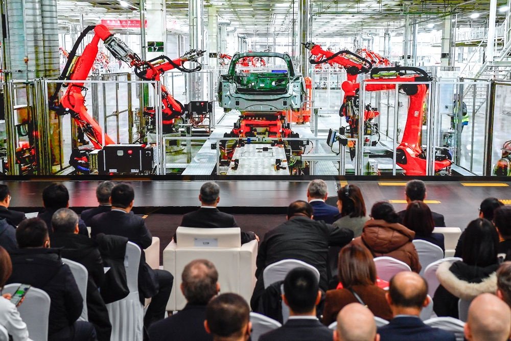 2024年1月26日，奧迪一汽新能源汽車有限公司預(yù)批量生產(chǎn)正式啟動，嘉賓觀看奧迪一汽新能源汽車有限公司生產(chǎn)車間的宣傳短片。新華社記者 許暢 攝