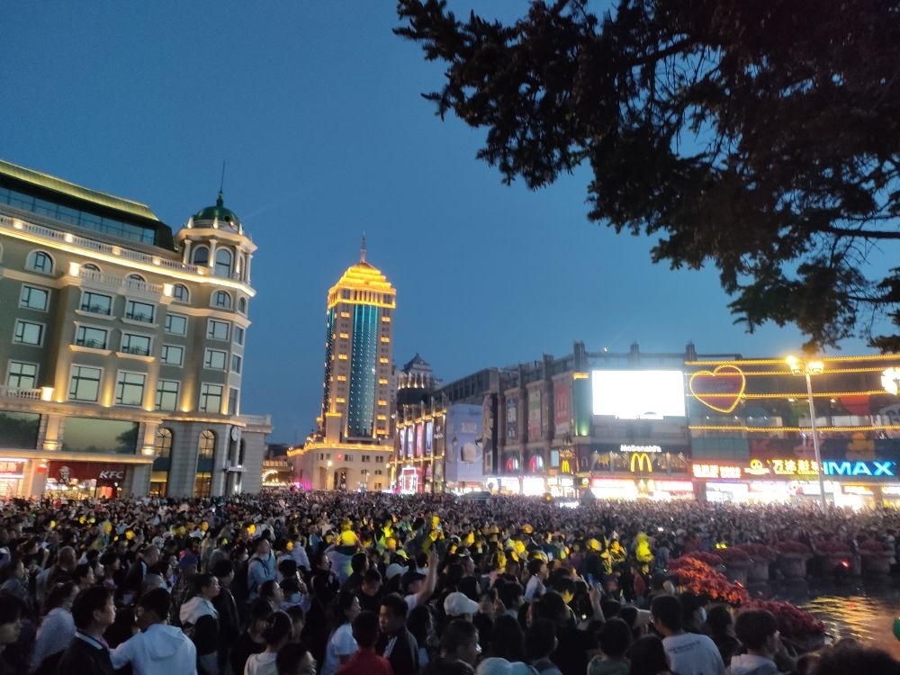 “五一”假期，哈爾濱松花江畔游人如織（2024年5月2日攝）。新華社記者 朱悅 攝