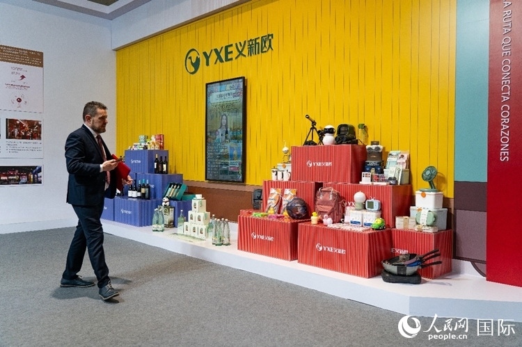 “義新歐”中歐班列（義烏—馬德里）開行十周年成果展上展出班列運(yùn)送的各類商品。大衛(wèi)·阿瑪爾攝