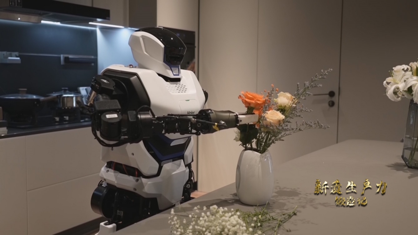 人形機(jī)器人插花。