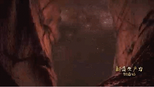 要甄別并發(fā)現(xiàn)暗物質(zhì)粒子，如同在一場人聲鼎沸的足球比賽現(xiàn)場聽見一根鋼針跌落的聲音。