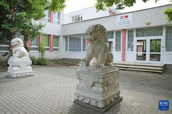 這是5月3日在匈牙利布達佩斯拍攝的匈中雙語學校校門。新華社記者 趙丁喆 攝