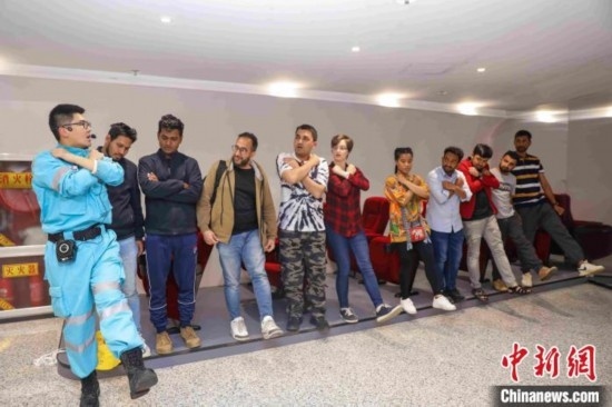 5月9日，工作人員指導(dǎo)留學(xué)生練習(xí)逃生技巧。張鷹 攝