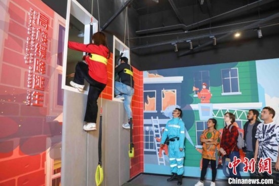 5月9日，留學(xué)生體驗(yàn)?zāi)M高樓緩降逃生。張鷹 攝