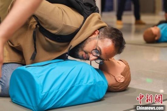 5月9日，留學(xué)生利用假人道具練習(xí)心肺復(fù)蘇技巧。張鷹 攝