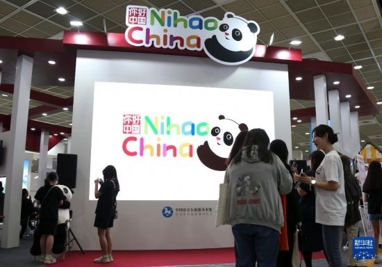 5月9日，在韓國(guó)首爾舉行的首爾國(guó)際旅游展上，參觀(guān)者在中國(guó)展區(qū)參加體驗(yàn)項(xiàng)目。新華社記者 姚琪琳 攝