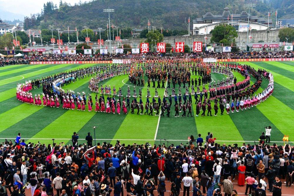 演員在貴州省榕江縣舉辦的2024年第二屆貴州“村超”總決賽開幕式上表演節(jié)目（2024年3月16日攝）。新華社記者 楊文斌 攝