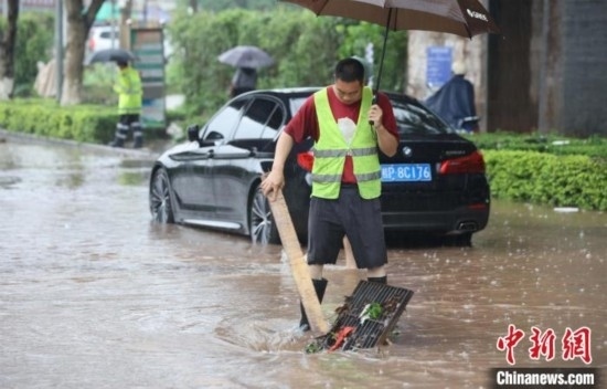 5月10日，廣西沿海遭遇強降雨。圖為欽州市城區(qū)多處積澇。陸敏 攝