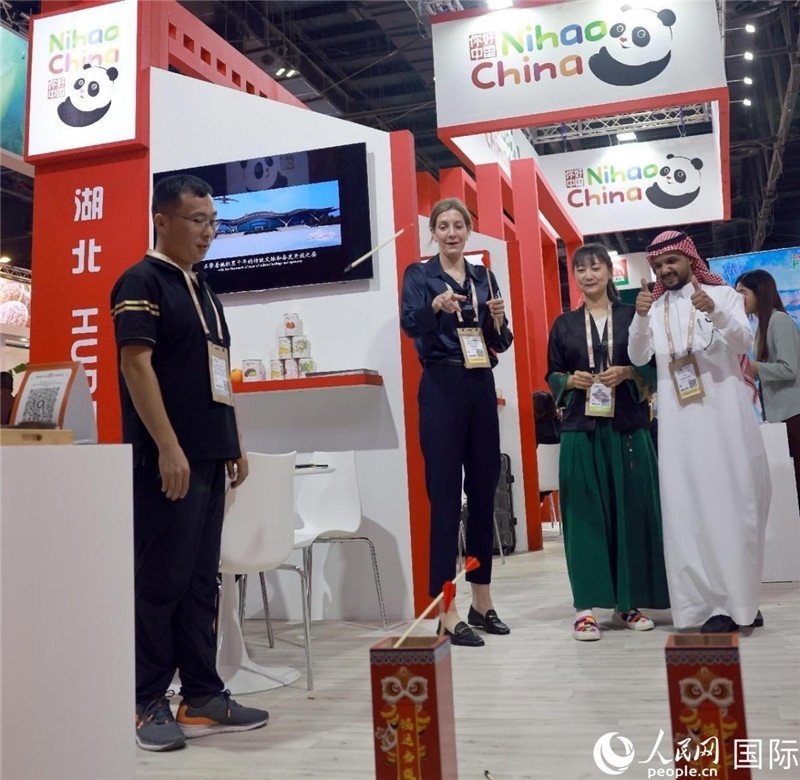 觀眾在參與投壺游戲。人民網(wǎng)記者管克江攝