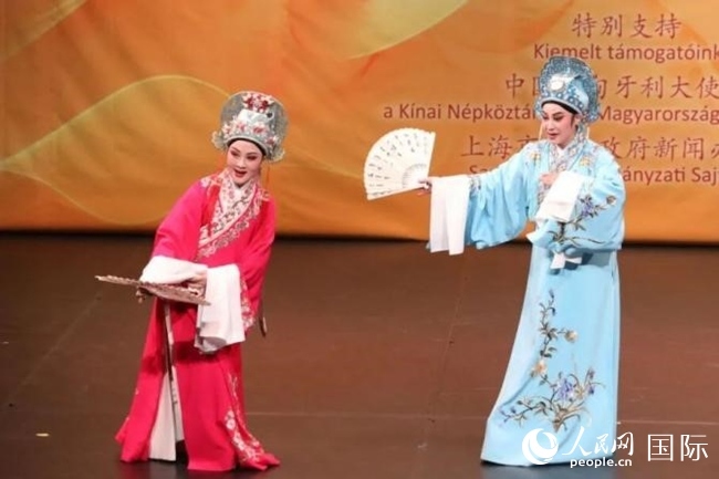 “玉蘭花開·魅力上?！弊哌M(jìn)布達(dá)佩斯。葉辰亮攝