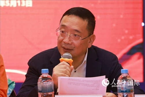 巴西文協(xié)主席上官建峰在座談會上致辭。人民網(wǎng)記者 陳海琪攝