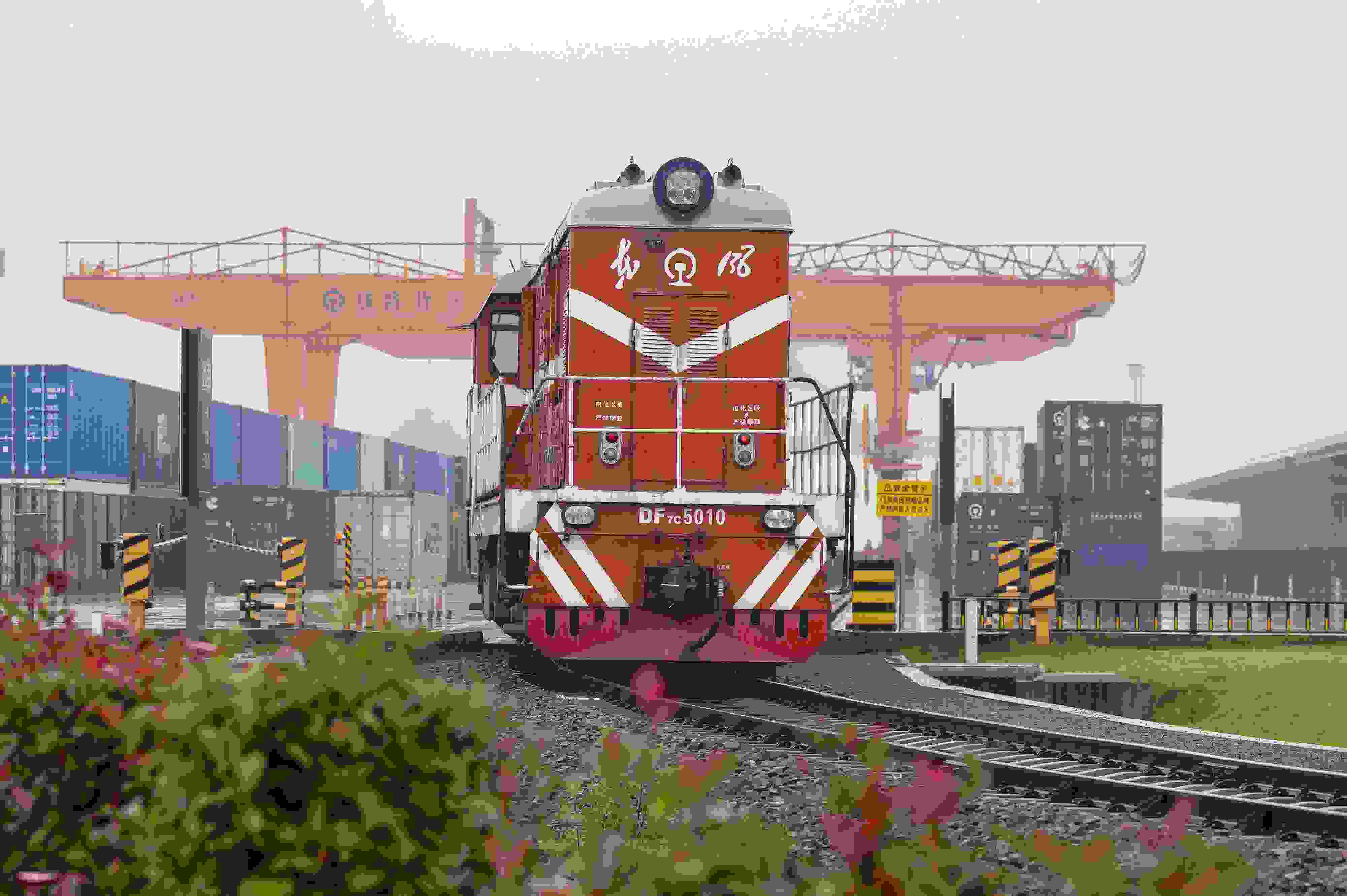 2024年5月5日，“五一”假期最后一天。在浙江省金華市金東區(qū)鐵路金華南站，一列滿載110標(biāo)箱的中歐班列緩緩啟程駛往匈牙利。