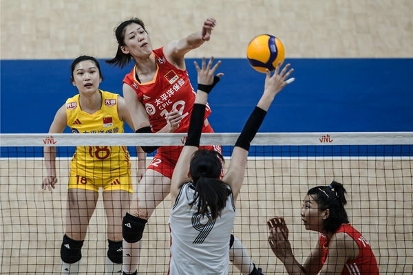 李盈瑩(上)扣球。圖片來源：國際排聯(lián)