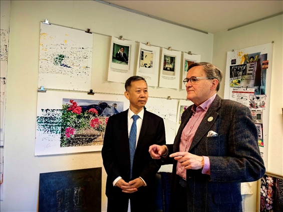 中國駐瑞典大使崔愛民和瑞典跨國和平與未來研究基金會主席約貝里。 中國駐瑞典大使館供圖