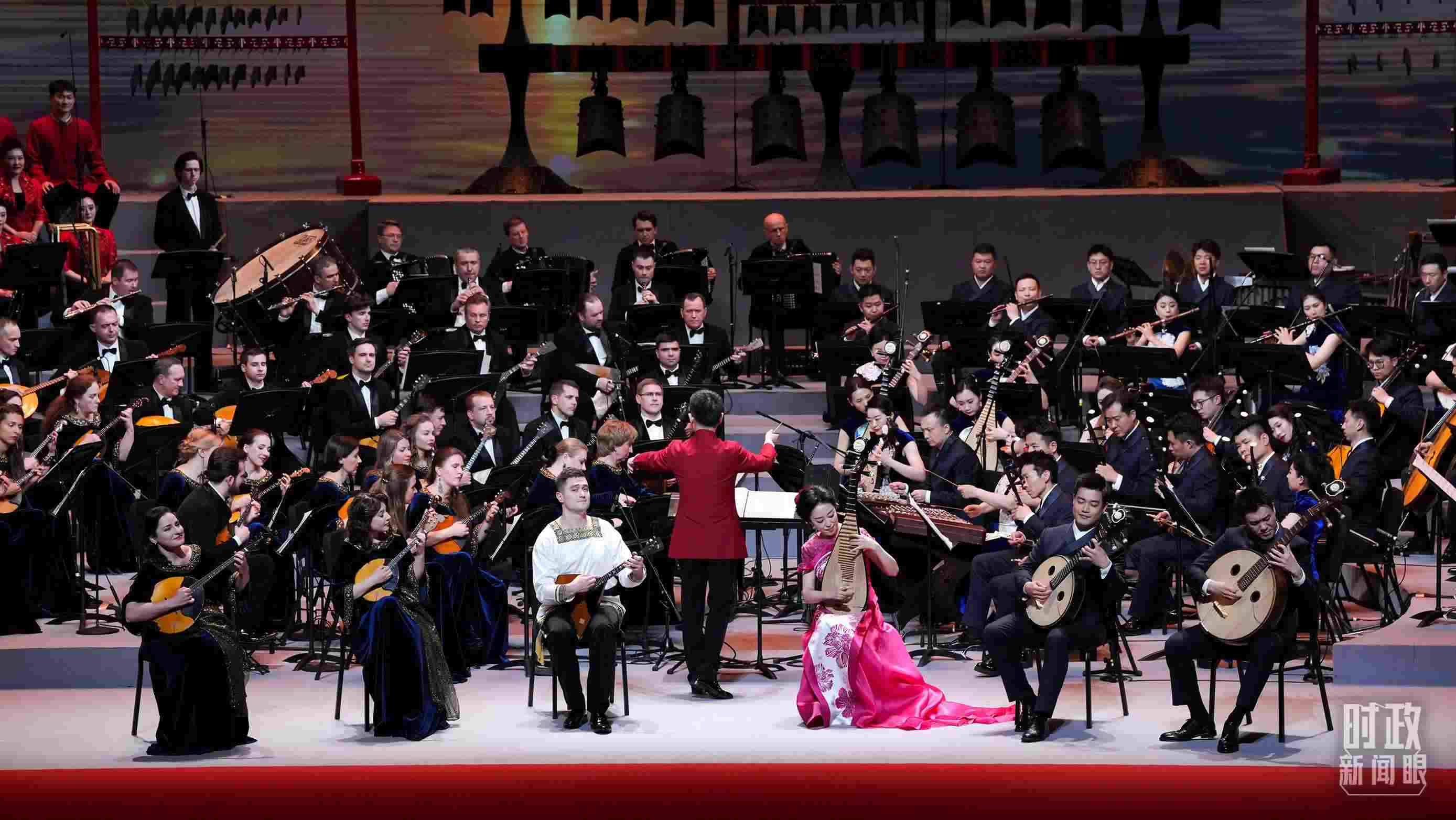 △前來參加音樂會的中俄藝術(shù)家匯聚一堂。（總臺央視記者李增仁、國廣記者李晉拍攝）