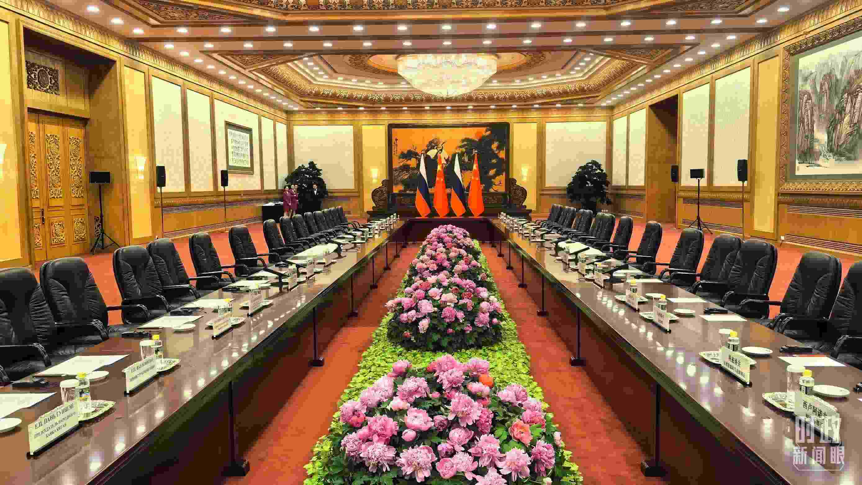 △中俄兩國元首隨后主持大范圍會談，這是會談開始前的現(xiàn)場。（總臺央視記者鄂介甫拍攝）