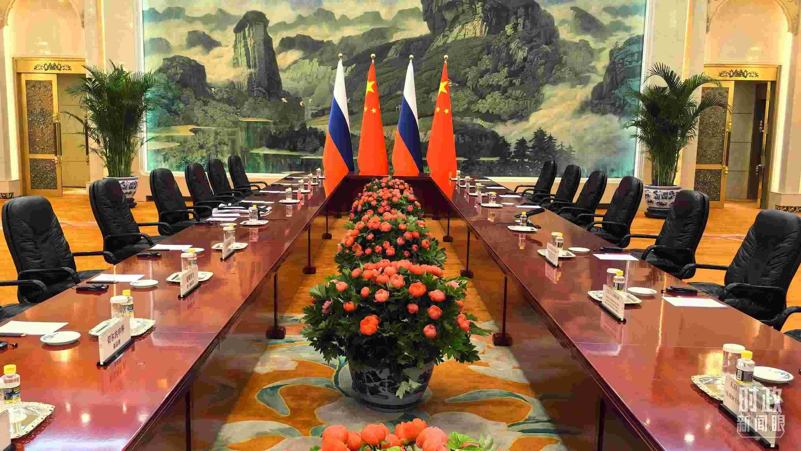 △中俄兩國元首首先舉行小范圍會談，這是會談開始前的現(xiàn)場。（總臺央視記者鄂介甫拍攝）