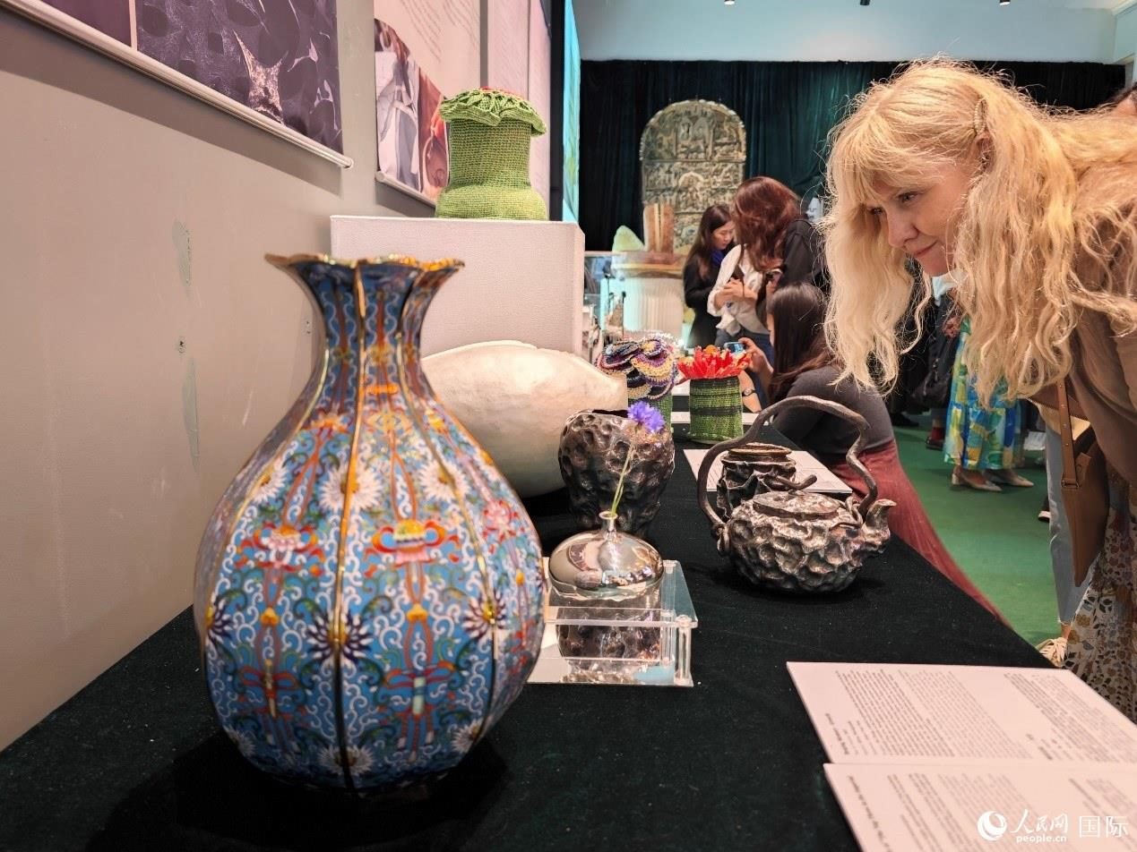 英國觀眾被中國手工藝制品所吸引。邢雪攝