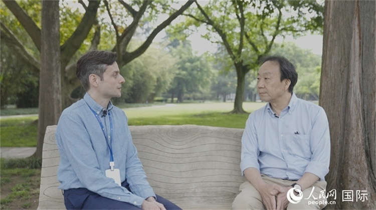 三星堆博物館館長(zhǎng)雷雨接受人民網(wǎng)采訪。人民網(wǎng)記者 張榮攝