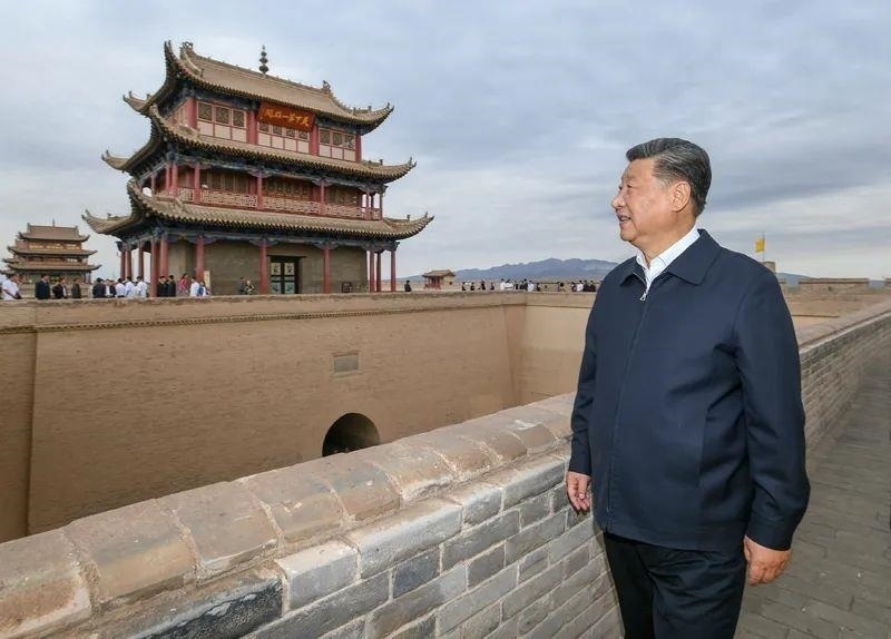 △2019年8月20日，習(xí)近平總書記來到嘉峪關(guān)關(guān)城，登上城樓察看關(guān)城整體面貌，聽取河西走廊長城、關(guān)隘歷史文化情況介紹。