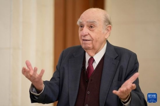  5月17日，烏拉圭前總統(tǒng)胡利奧·瑪麗亞·桑吉內(nèi)蒂在蒙得維的亞接受新華社記者專訪。新華社發(fā)（尼古拉斯·塞拉亞攝）