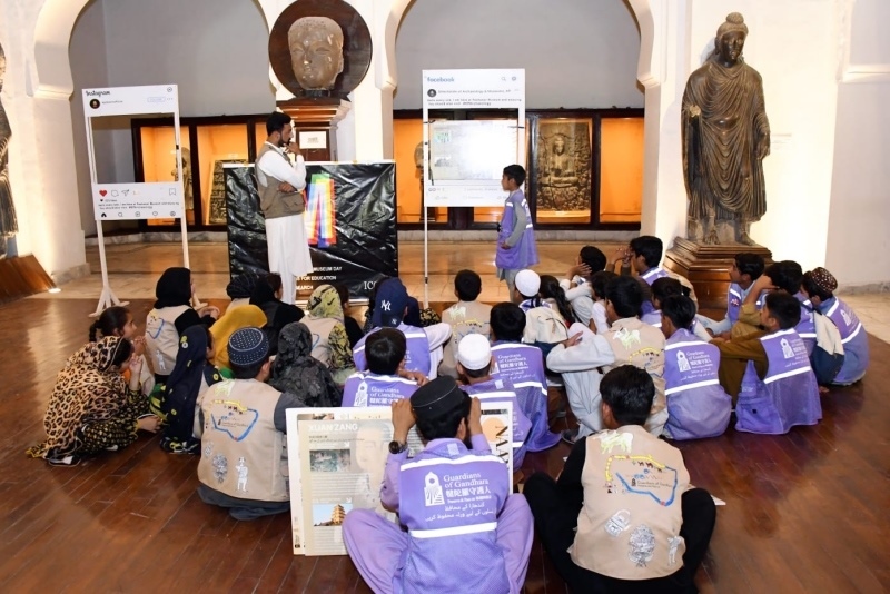 志愿者在博物館給孩子們開(kāi)展互動(dòng)講解?！瓣恿_守護(hù)人”供圖