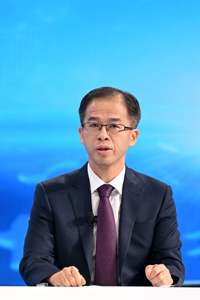 商務(wù)部政研室副主任丁維順在“中國經(jīng)濟(jì)圓桌會(huì)”錄制現(xiàn)場(chǎng)交流發(fā)言。新華社記者 金良快 攝