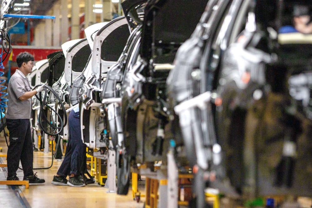 2023年9月7日，在位于泰國春武里府的上汽正大公司汽車工廠，工人在生產(chǎn)車間內(nèi)工作。新華社記者 王騰 攝