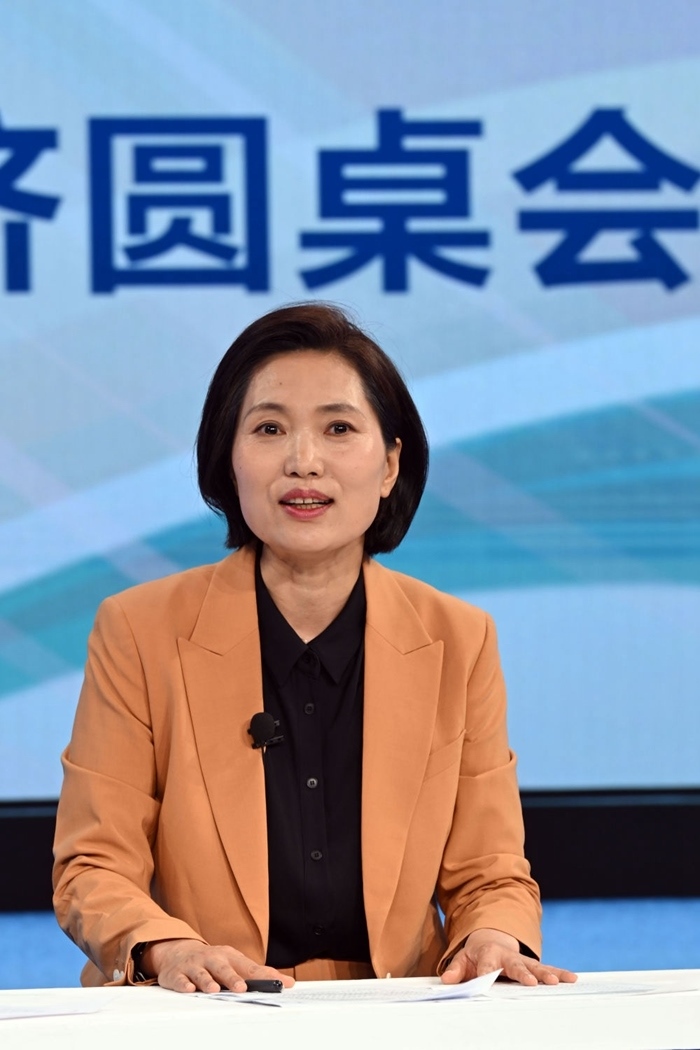 中國宏觀經(jīng)濟(jì)研究院對(duì)外經(jīng)濟(jì)研究所研究員曲鳳杰在“中國經(jīng)濟(jì)圓桌會(huì)”錄制現(xiàn)場(chǎng)交流發(fā)言。新華社記者 金良快 攝