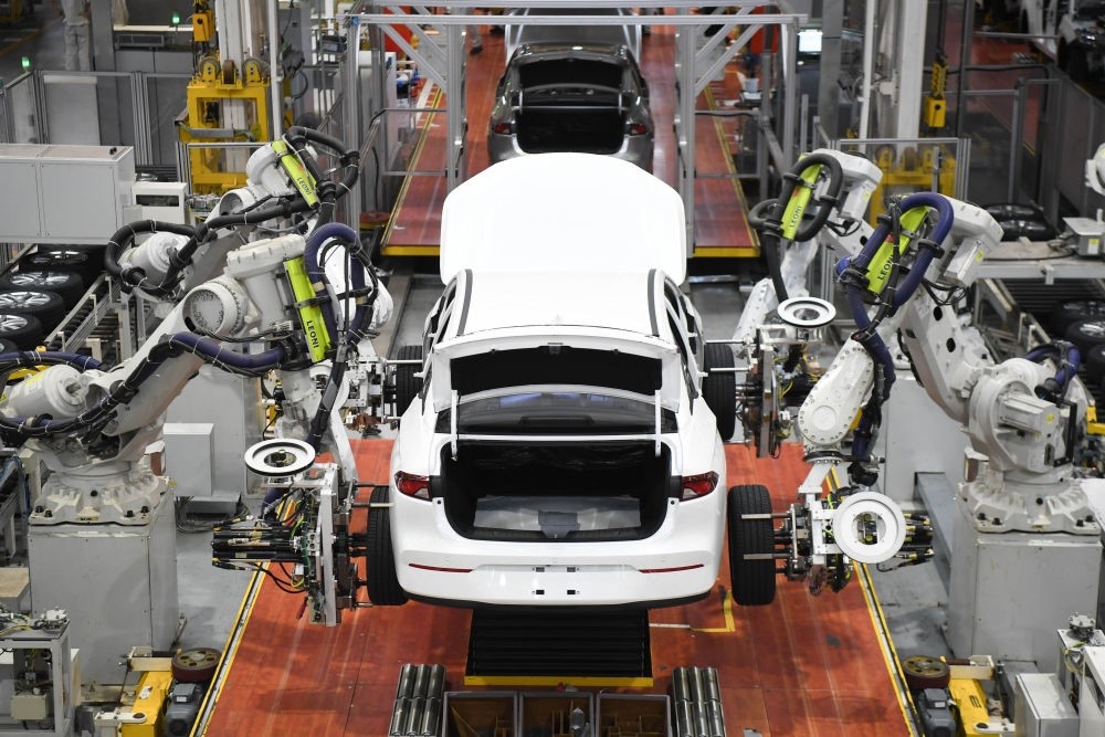 這是2024年4月24日拍攝的廣州廣汽埃安新能源汽車的全自動(dòng)化輪胎安裝工作站。新華社記者 鄧華 攝