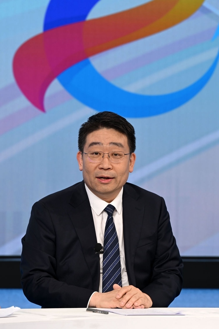 國家發(fā)展改革委產(chǎn)業(yè)司副司長(zhǎng)霍福鵬在“中國經(jīng)濟(jì)圓桌會(huì)”錄制現(xiàn)場(chǎng)交流發(fā)言。新華社記者 金良快 攝