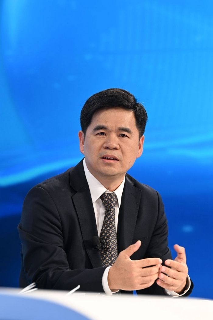 工業(yè)和信息化部運(yùn)行監(jiān)測(cè)協(xié)調(diào)局副局長(zhǎng)何海林在“中國經(jīng)濟(jì)圓桌會(huì)”錄制現(xiàn)場(chǎng)交流發(fā)言。新華社記者 金良快 攝