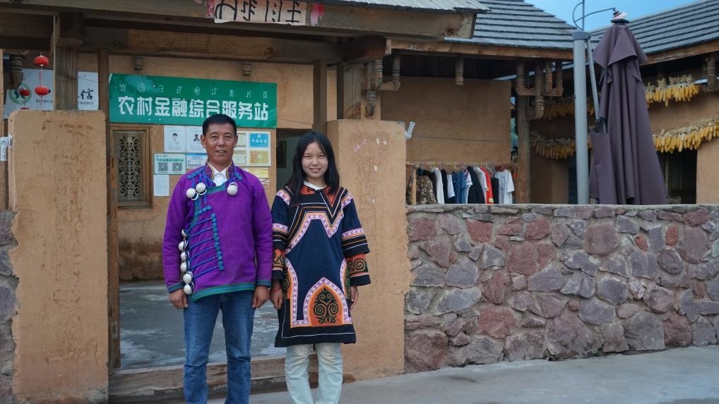 吉好有果和父親吉好也求在三河村新家合影。新華社記者 尹恒 攝