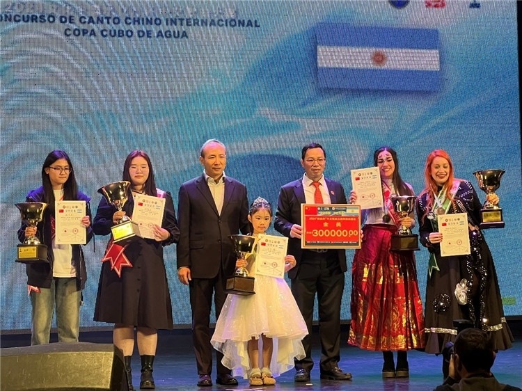 圖為中國(guó)駐阿根廷大使王衛(wèi)、阿根廷華文教育基金會(huì)會(huì)長(zhǎng)劉芳勇為五名“金獎(jiǎng)”選手頒獎(jiǎng)（阿根廷拉普拉塔國(guó)立大學(xué)孔子學(xué)院供圖）