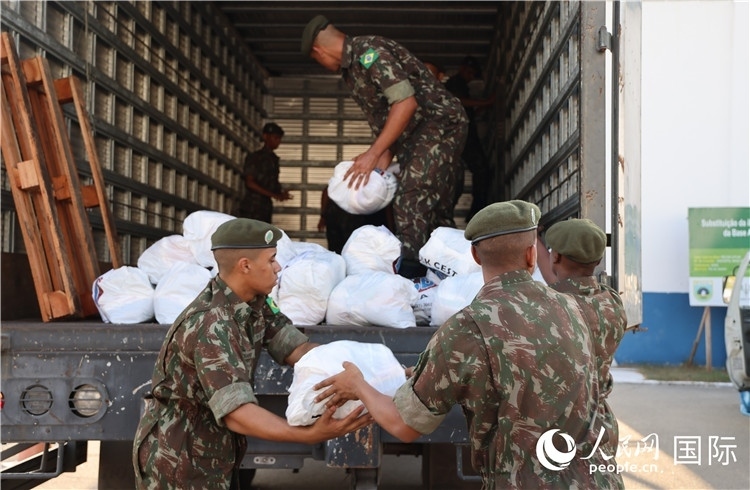 里約加利昂空軍基地，軍人在將捐贈(zèng)物資裝車。人民網(wǎng)記者 時(shí)元皓攝
