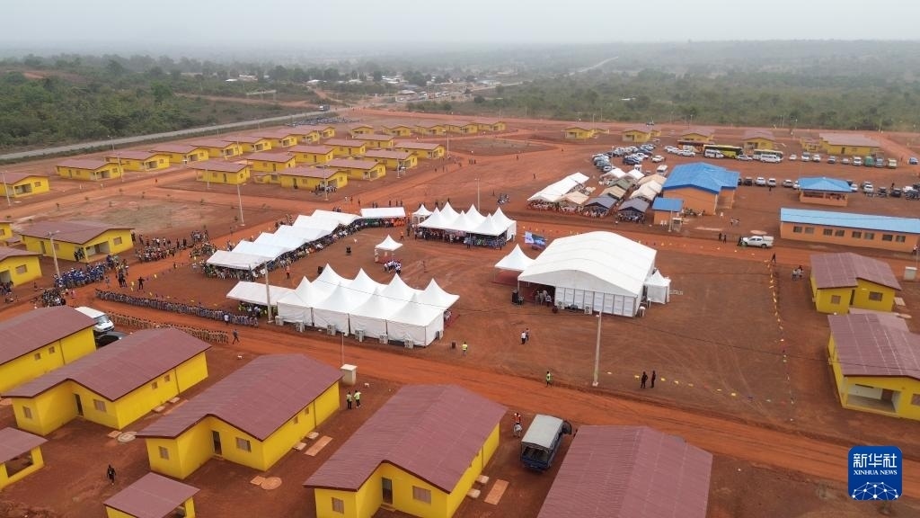 這是2023年12月16日在科特迪瓦北部城鎮(zhèn)費爾凱塞杜古以北拍攝的旱港移民新村（無人機照片）。新華社發(fā)（中成股份科特迪瓦分公司供圖）