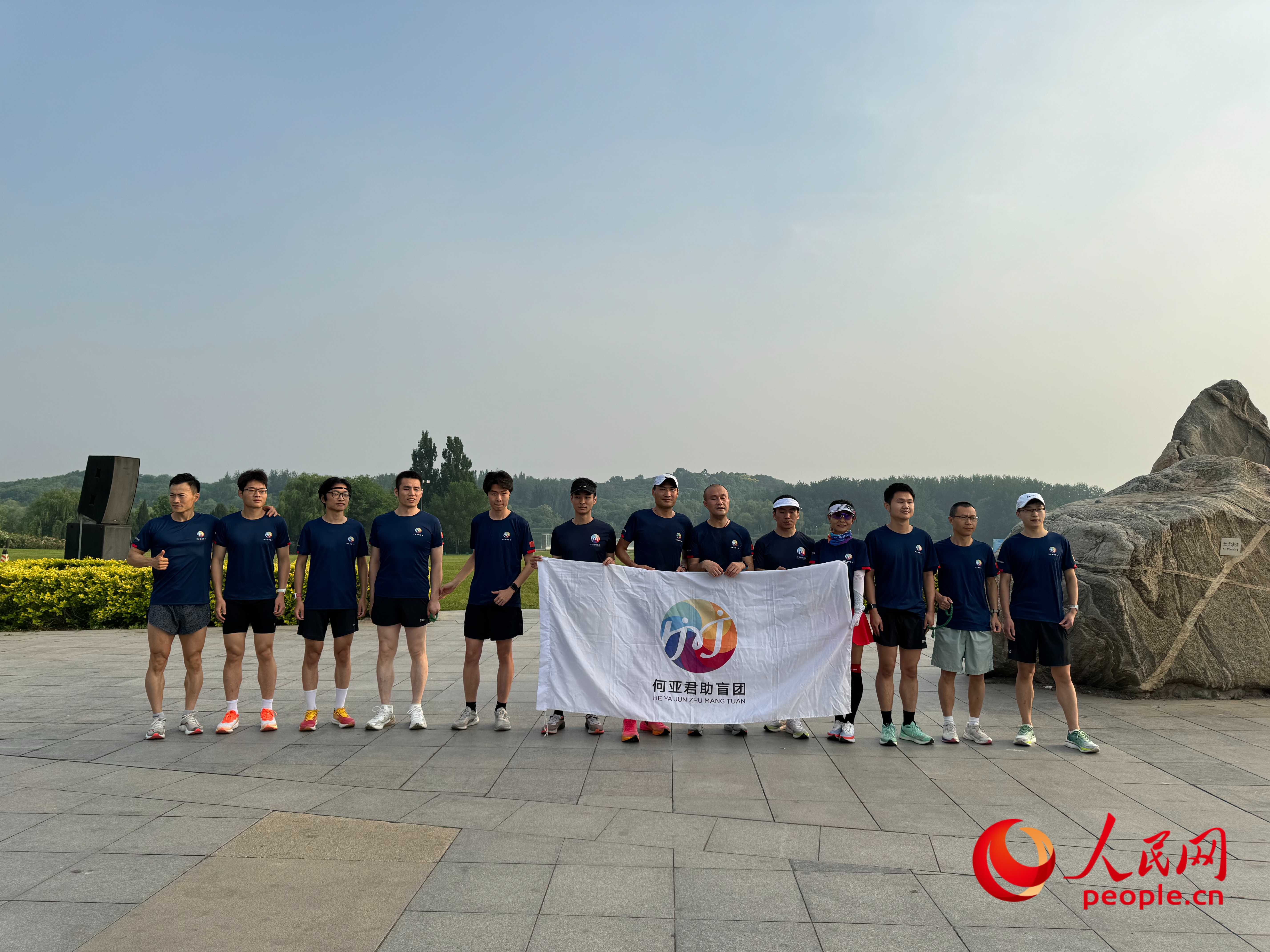 何亞君助盲團(tuán)的部分成員合影。人民網(wǎng) 周靜圓攝