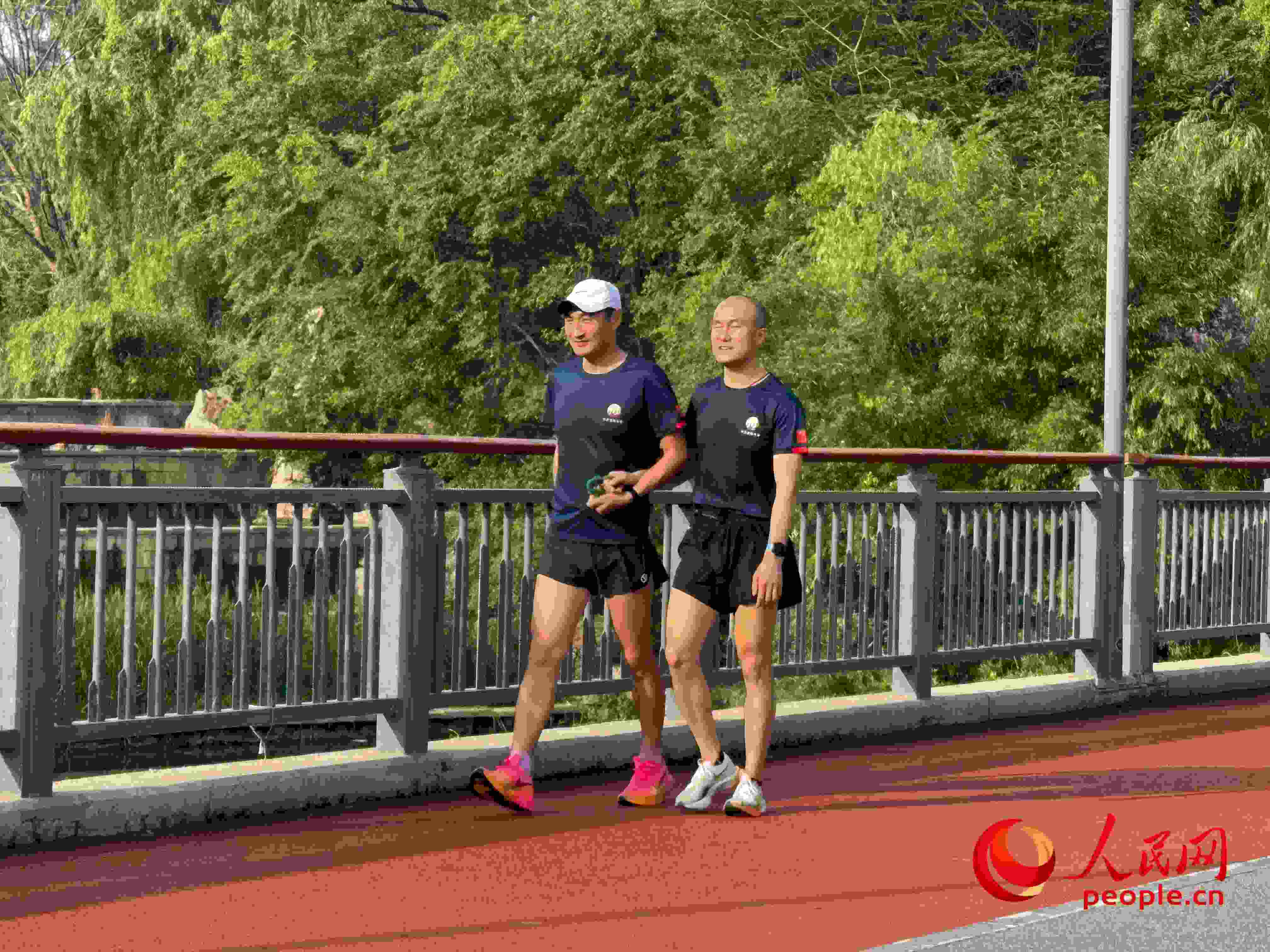 李玉寶和何亞君跑步后進(jìn)行調(diào)整。人民網(wǎng) 周靜圓攝