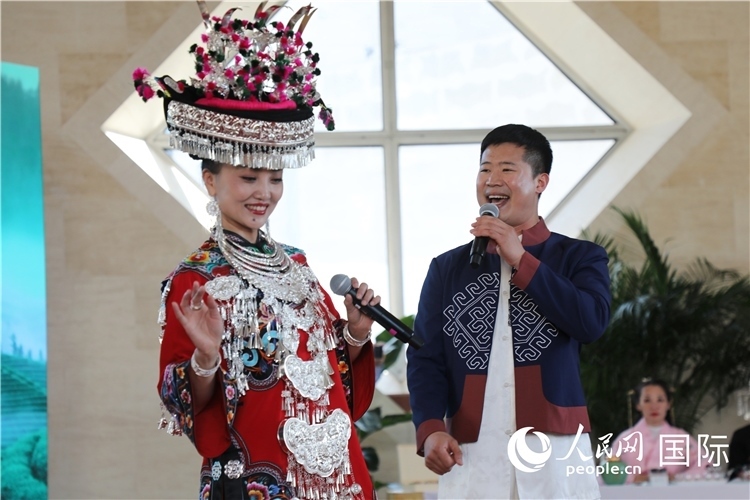 2、來自湖北的歌唱家演唱民族歌曲。 人民網(wǎng)記者 李志偉攝