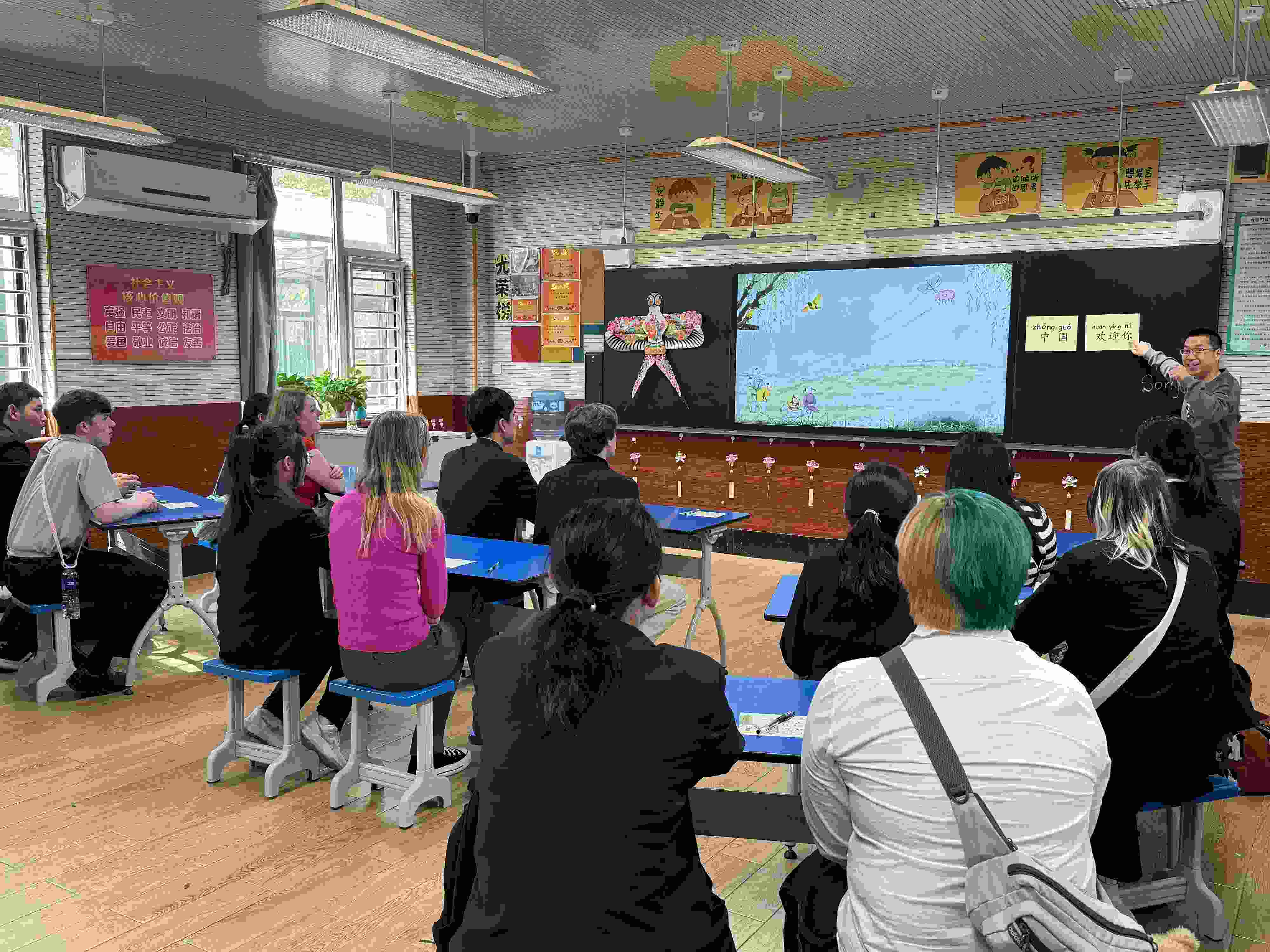 2024年4月20日，美國艾奧瓦州馬斯卡廷高中“友誼傳承”研學團來到石家莊外國語學校，中美學生同上一節(jié)中文課。