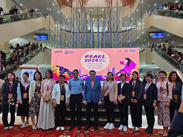 5月24日，在吉隆坡國際書展期間舉辦的中馬贈書儀式。中國圖書進出口（集團）有限公司供圖