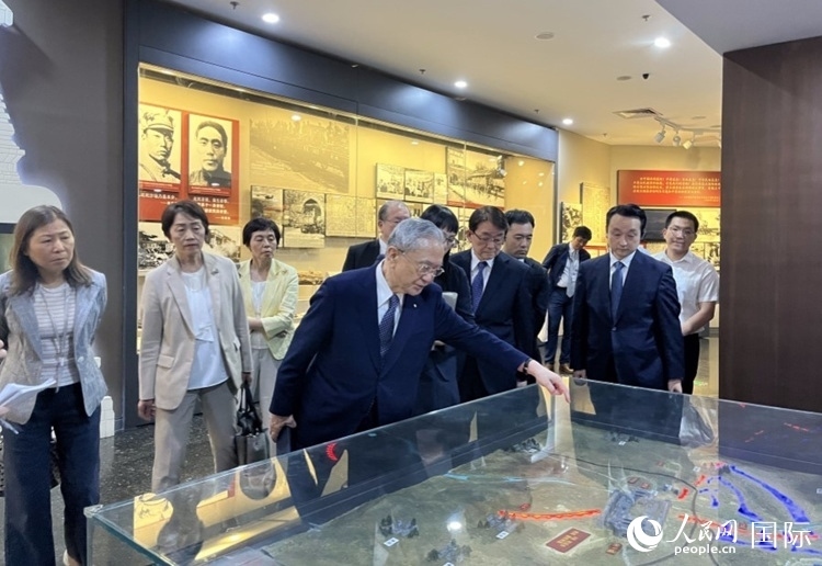 創(chuàng)價學(xué)會會長原田稔（中）與青年代表團(tuán)成員訪問中國人民抗日戰(zhàn)爭紀(jì)念館。人民網(wǎng)記者 陳思攝