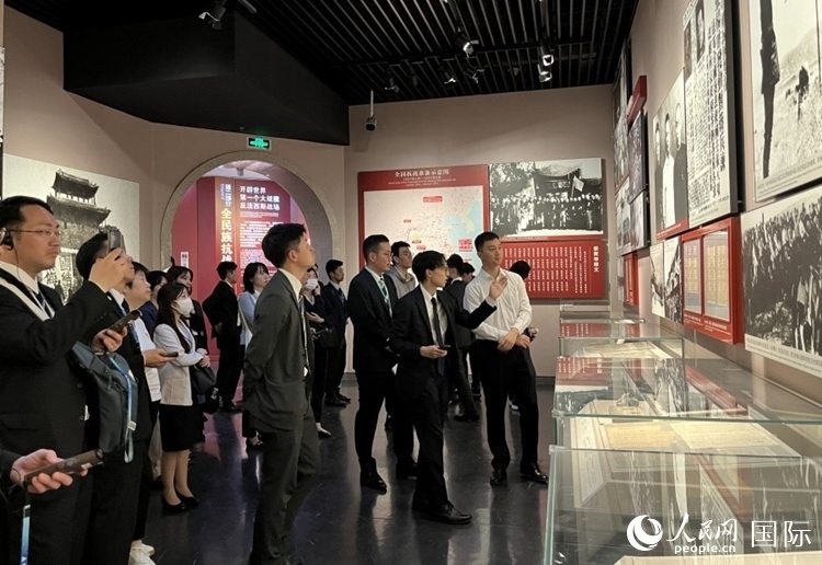 創(chuàng)價學(xué)會青年代表團(tuán)成員在中國人民抗日戰(zhàn)爭紀(jì)念館參觀。人民網(wǎng)記者 陳思攝