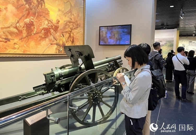 創(chuàng)價學(xué)會青年代表團(tuán)成員在中國人民抗日戰(zhàn)爭紀(jì)念館參觀。人民網(wǎng)記者 陳思攝