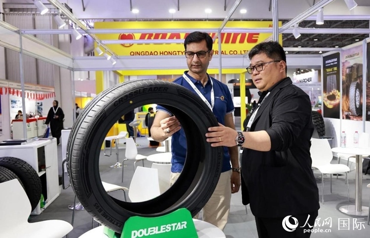 工作人員向客戶展示雙星電動(dòng)汽車輪胎。和傳統(tǒng)汽車輪胎相比，電動(dòng)汽車輪胎具有更高承載能力、更加靜音舒適、更好極速抓地、更低滾動(dòng)阻力等特點(diǎn)。人民網(wǎng)記者 管克江攝