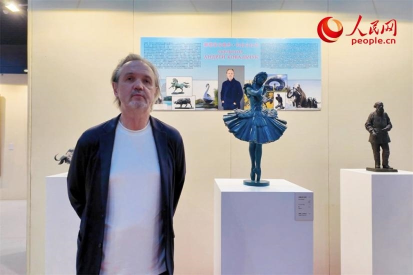 俄羅斯人民藝術(shù)家、俄羅斯美協(xié)主席安德烈·科瓦爾丘克正在接受人民網(wǎng)的采訪。人民網(wǎng)記者 劉微攝