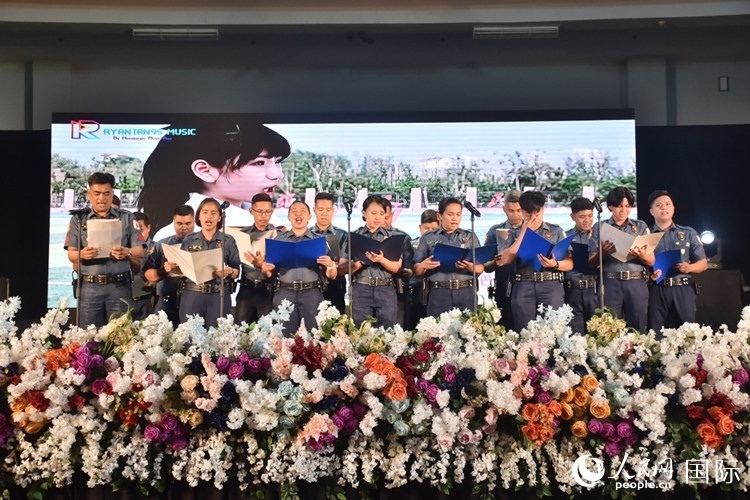 邦板牙省警察局學(xué)員在結(jié)業(yè)典禮上表演合唱。人民網(wǎng)記者 樊帆攝