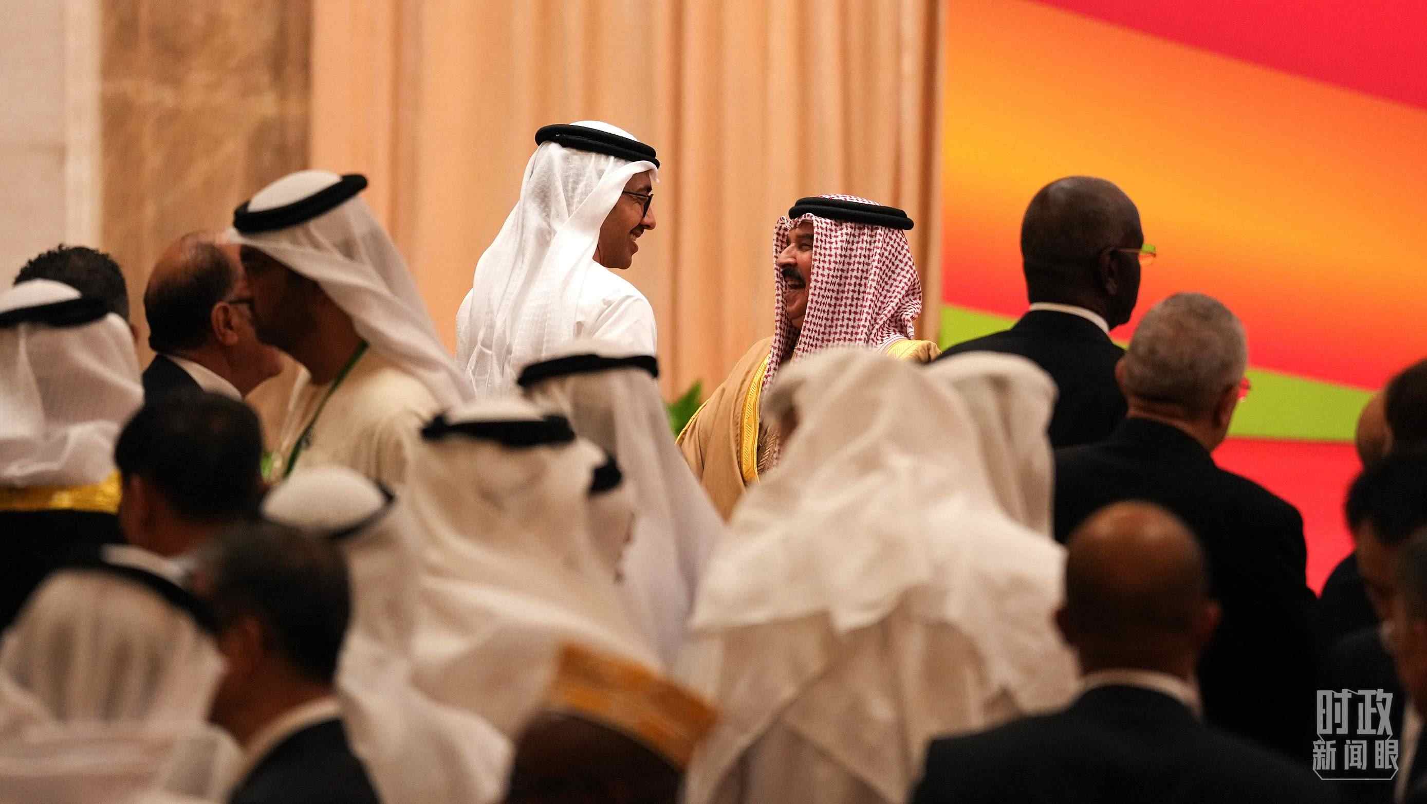 △與會(huì)代表在交談。（總臺(tái)國(guó)廣記者李晉拍攝）