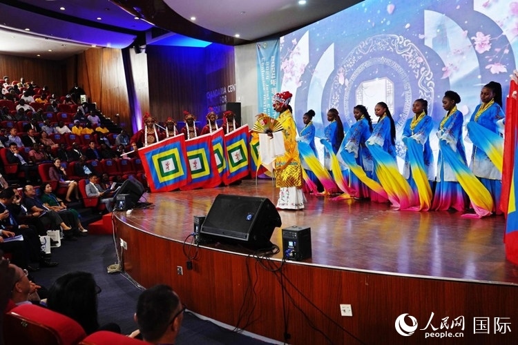 開幕式前，內(nèi)羅畢大學孔子學院學生進行文藝表演。人民網(wǎng)記者 黃煒鑫攝