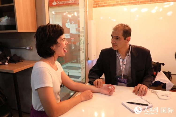 在巴西米納斯吉拉斯州首府貝洛奧里藏特開辦診所的中醫(yī)師保羅·貢扎爾韋斯，正在把脈并觀察舌苔。人民網記者 陳一鳴攝